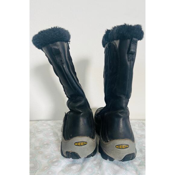 Keen women’s size 8 Snow Boot - Picture 2 of 9